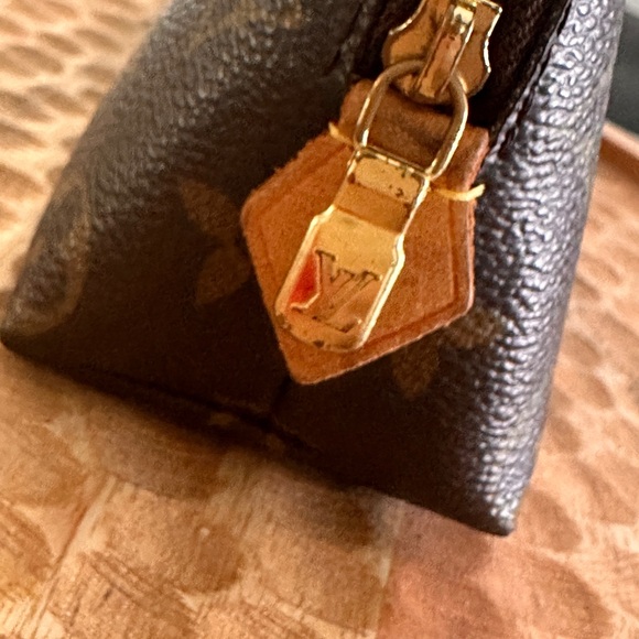 Louis Vuitton Cosmetic Pouch - Picture 5 of 7